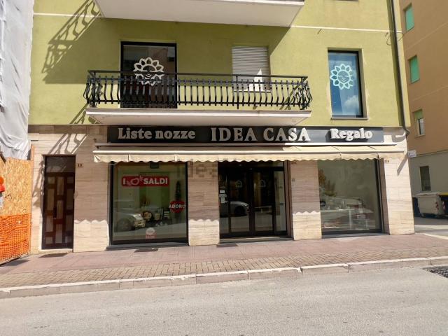 Locale in vendita di 270 m² in Via la Spina