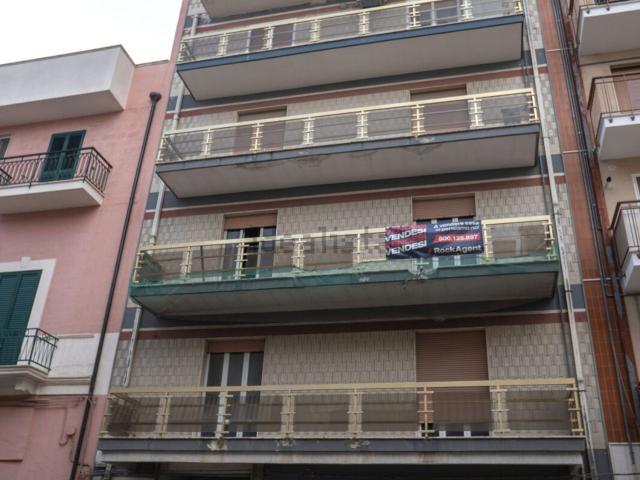 Locale in vendita di 270 m² in Via Spinazzola, 25