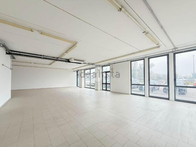 Locale in vendita di 280 m² in Via Luigi Einaudi, 10