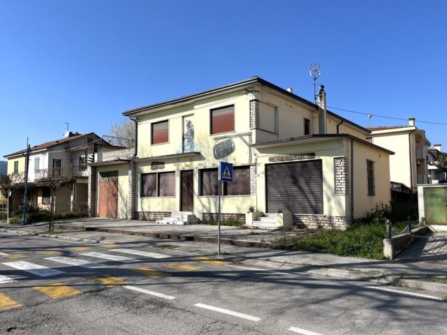 Locale in vendita di 270 m² in Via Riviera Berica