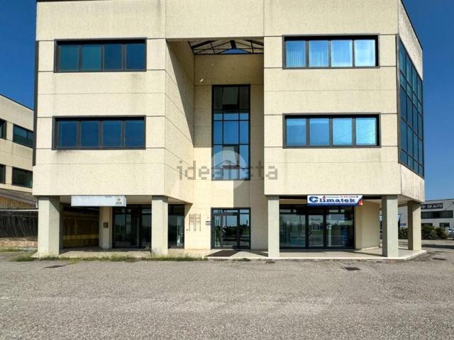 Locale in vendita di 270 m² in Strada Mantova