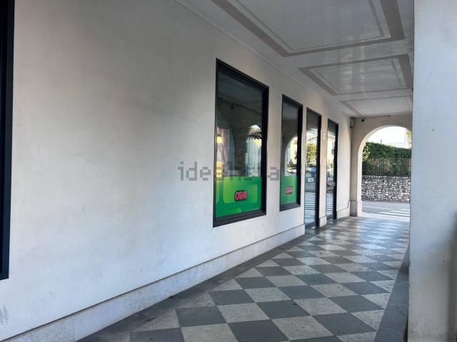 Locale in vendita di 271 m² in Via Roma