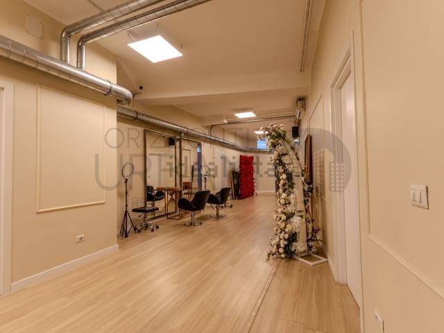 Locale in vendita di 275 m² in Via Giuseppe Parini, 9