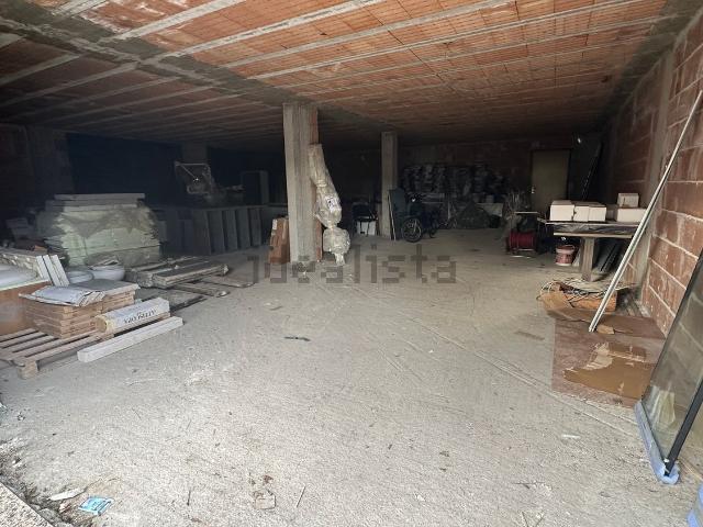 Locale in vendita di 275 m² in Via Osento, 2