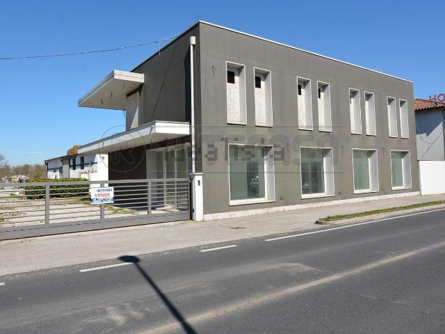 Locale in vendita di 276 m² in Via Terza Armata, 46