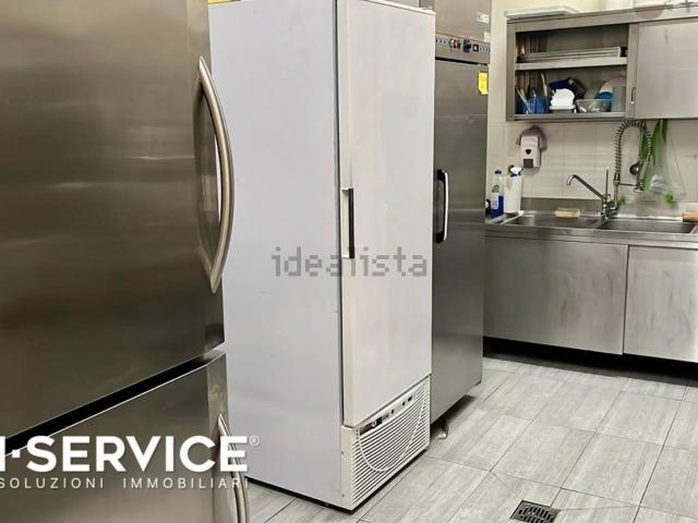 Locale in vendita di 280 m² in Via Daniele Felici, 38