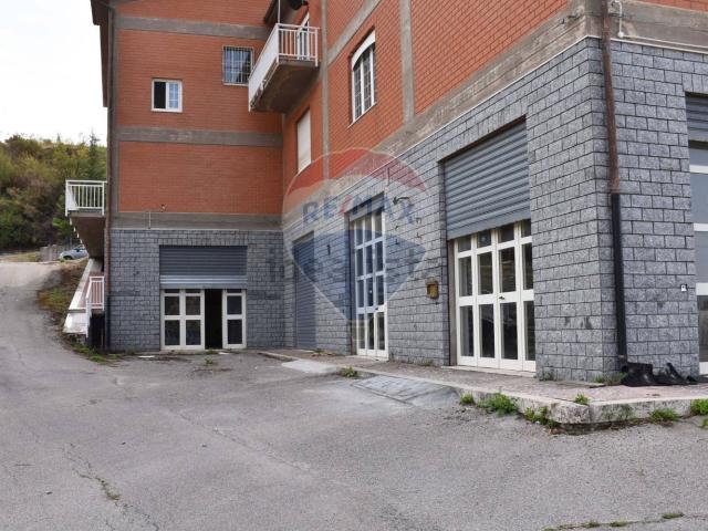 Locale in vendita di 280 m² in Via 25 Aprile