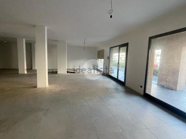 Locale in vendita di 280 m² in Via A. Salvioni