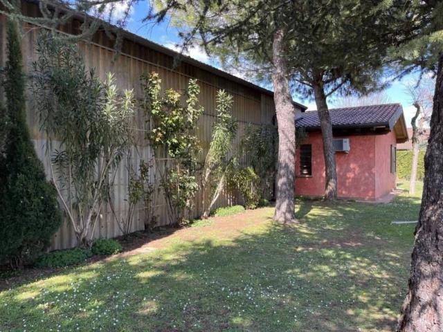 Locale in vendita di 280 m² in Via Don C. Bellini, 15