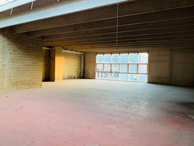 Locale in vendita di 280 m² in Via Divisione Folgore, 31