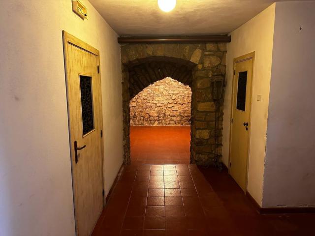 Locale in vendita di 280 m² in Via Medaglie D&apos Oro, 1