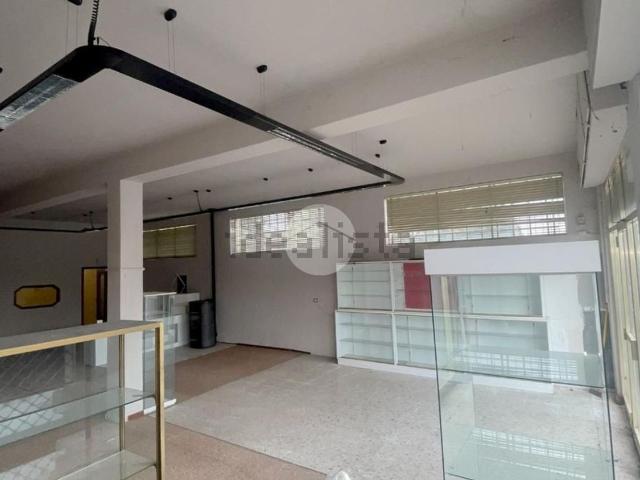 Locale in vendita di 280 m² in Via Papa Luciani, 1