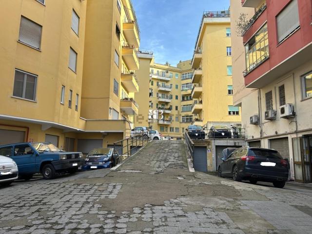 Locale in vendita di 280 m² in Via Tuscolana, 400