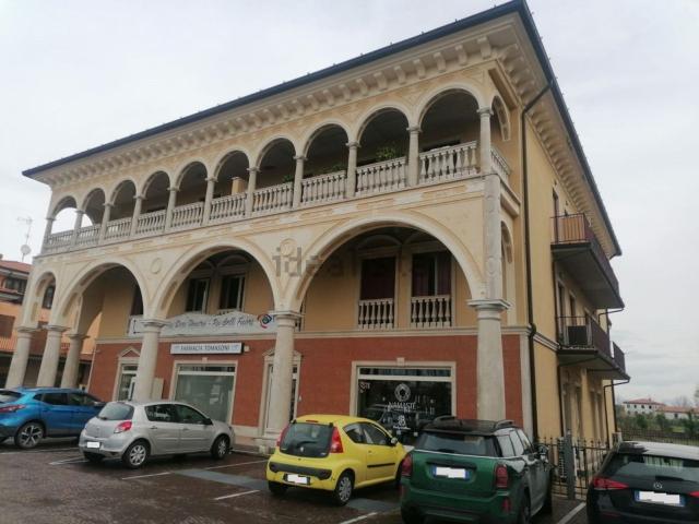 Locale in vendita di 280 m² in Viale Cesare Battisti, 82