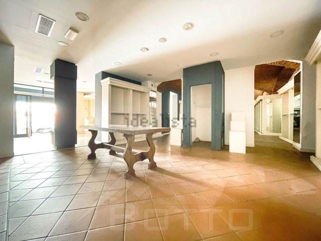 Locale in vendita di 280 m² in Viale Don Minzoni, 14