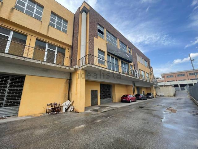 Locale in vendita di 280 m² in Contrada Colle delle Api