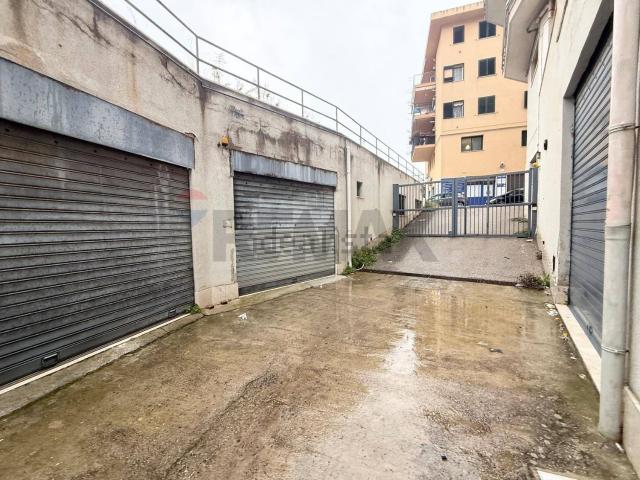 Locale in vendita di 281 m² in Via Dante Alighieri