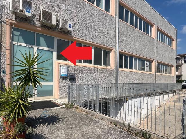 Locale in vendita di 283 m² in Via Airone, 17