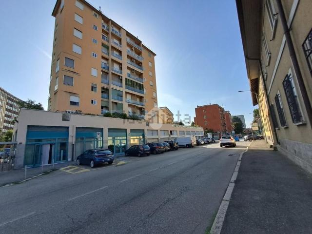 Locale in vendita di 283 m² in Via Lainate, 60