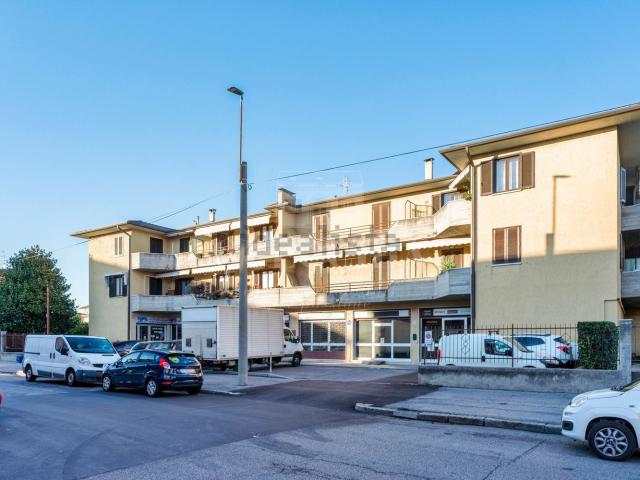 Locale in vendita di 284 m² in Via Fratelli Bonardi
