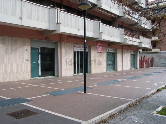 Locale in vendita di 284 m² in Via Michele Menichella, 10
