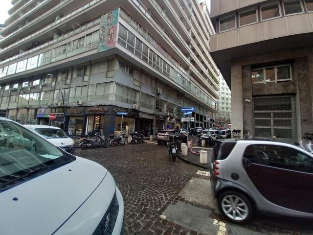 Locale in vendita di 284 m² in Via Roberto Bracco, 36