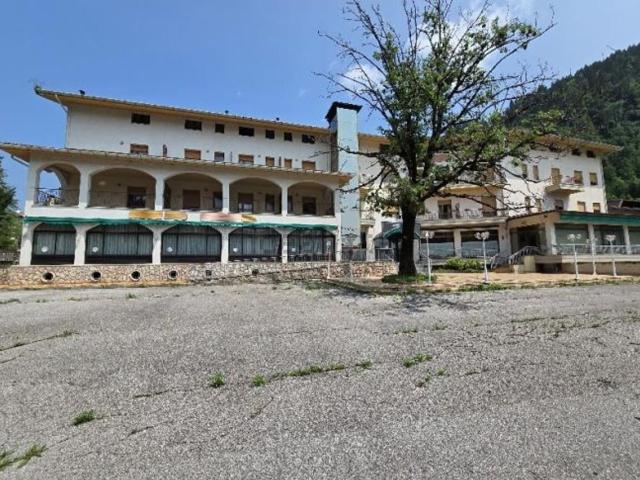Locale in vendita di 2859 m² in Via G. Carducci, 54
