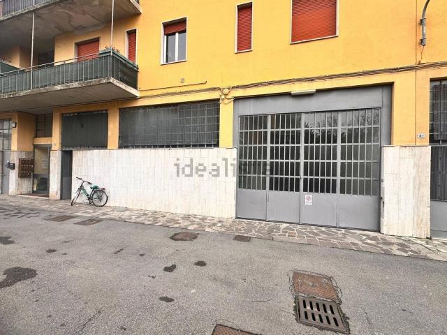 Locale in vendita di 286 m² in Via Celadina, 45