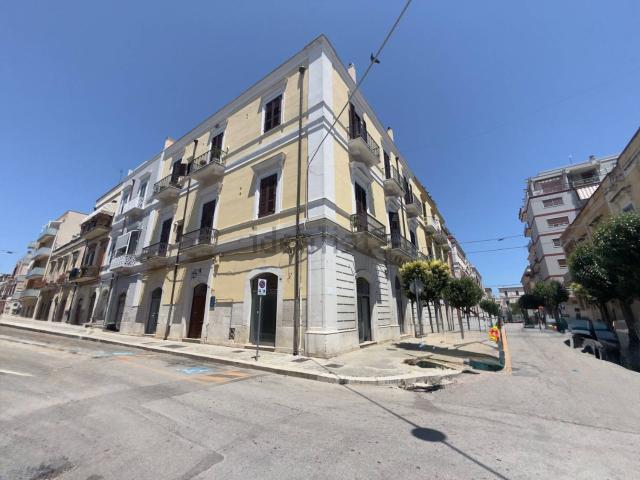 Locale in vendita di 286 m² in Piazza Dante Alighieri, 16
