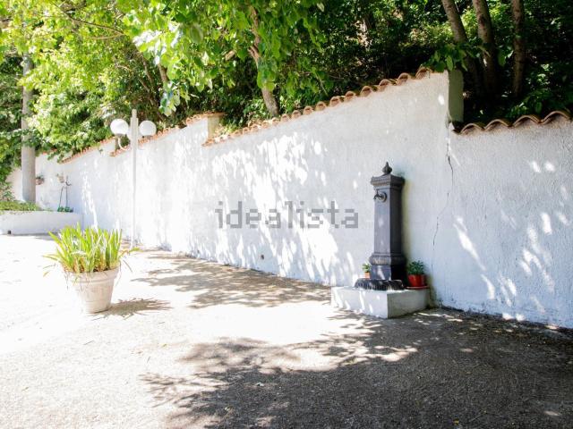 Locale in vendita di 2881 m² in Via Stradale Roseto, 1