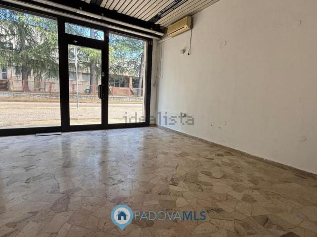 Locale in vendita di 28 m² in Via Claude Debussy