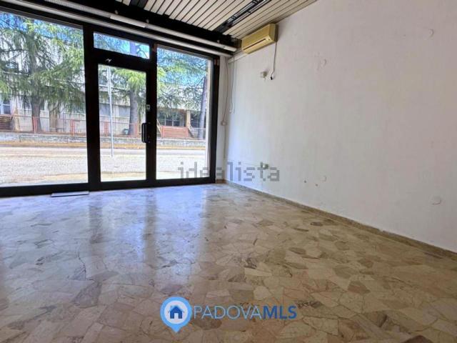 Locale in vendita di 28 m² in Via Luigi Pierobon