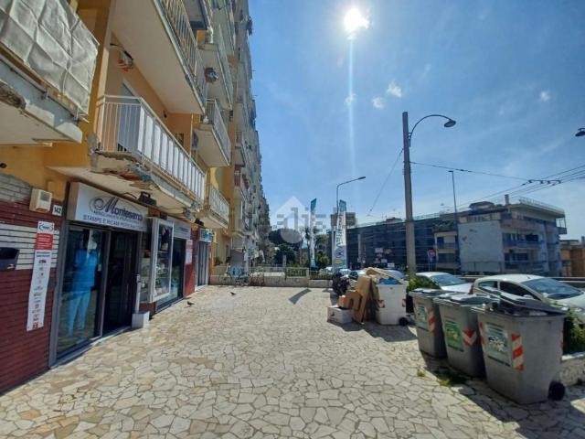 Locale in vendita di 28 m² in Viale Colli Aminei, 146