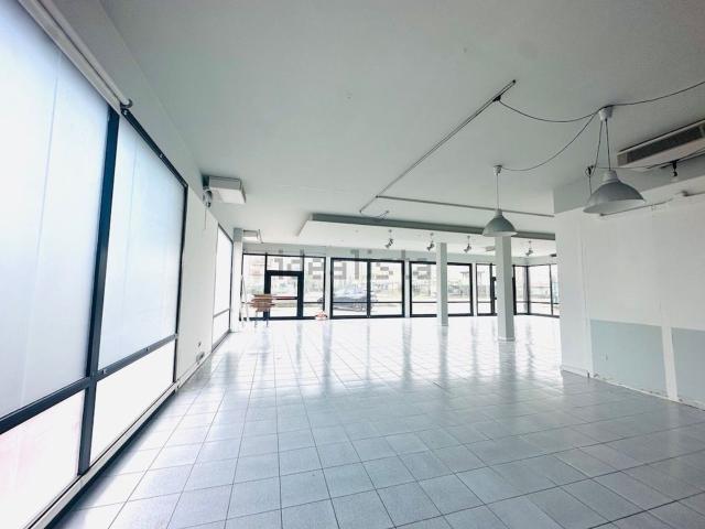 Locale in vendita di 290 m² in Via Alcide de Gasperi