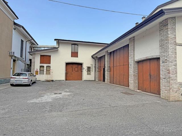 Locale in vendita di 290 m² in Via Luigi Ghizzoni