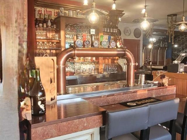 Locale in vendita di 290 m² in Via Numa Pompilio, 23