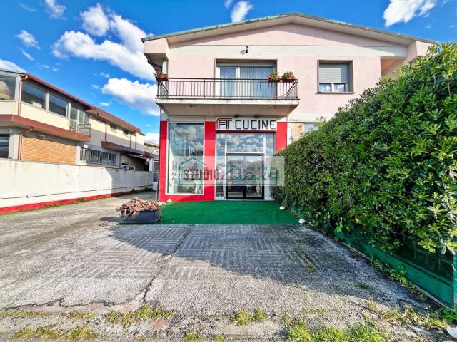 Locale in vendita di 291 m² in Via Fratelli Cervi