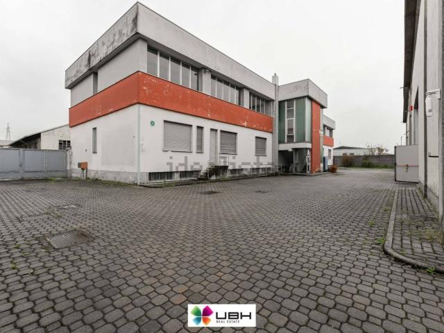 Locale in vendita di 2940 m² in Via Verona, 10
