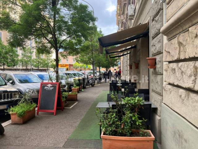 Locale in vendita di 295 m² in Via Albalonga, 46