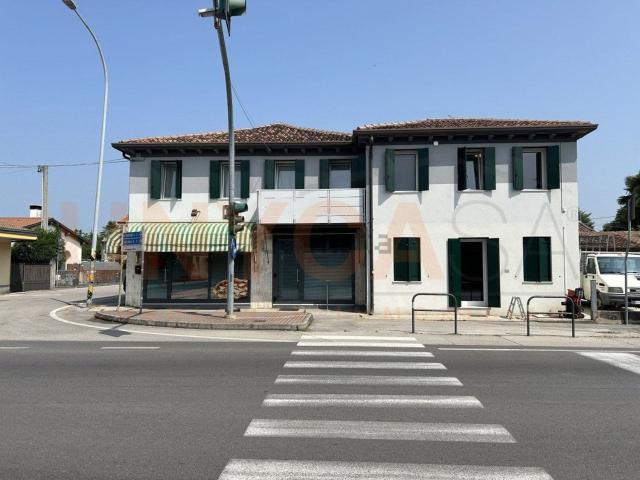 Locale in vendita di 295 m² in Via Sommavilla