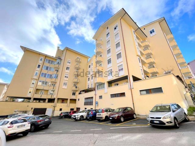 Locale in vendita di 296 m² in Via Luigi Pirandello
