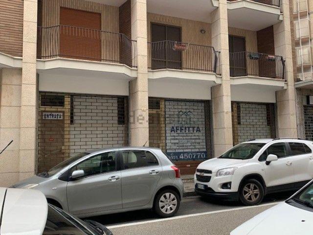 Locale in vendita di 299 m² in Via Francesco Tadini, 21