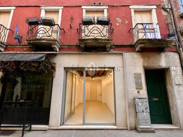 Locale in vendita di 29 m² in Via Cesare Battisti