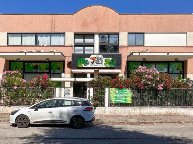 Locale in vendita di 300 m²