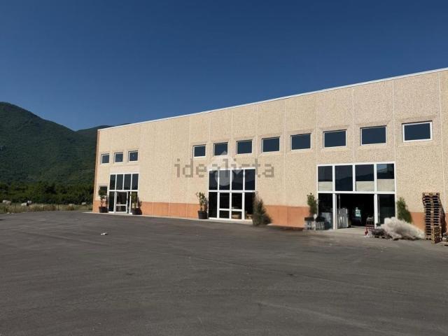Locale in vendita di 300 m²