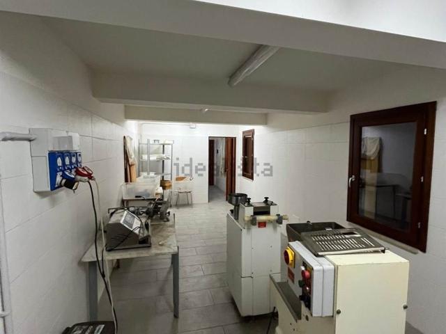 Locale in vendita di 300 m²