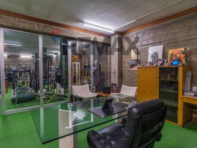 Locale in vendita di 300 m²