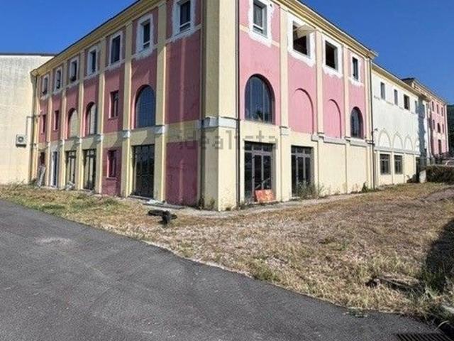 Locale in vendita di 300 m²