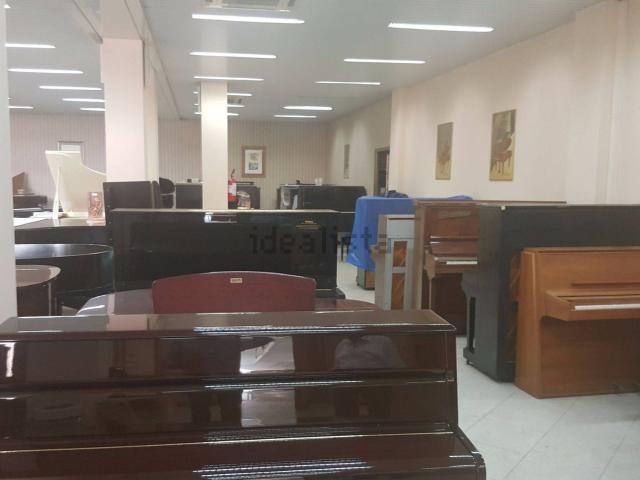 Locale in vendita di 300 m²