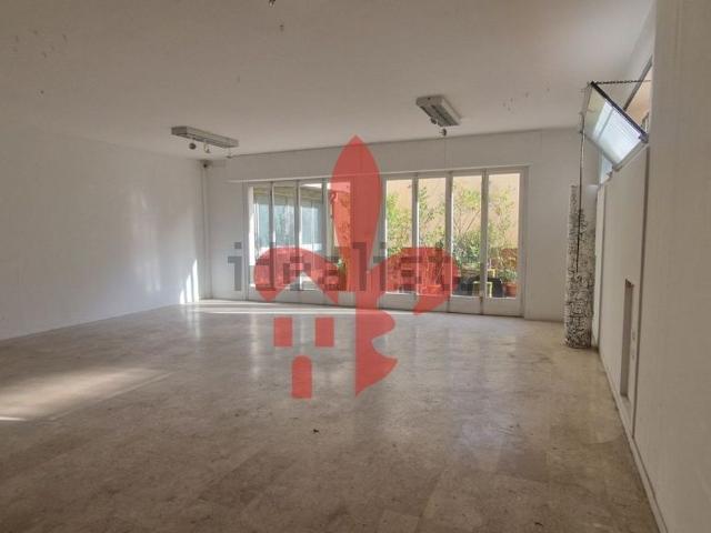 Locale in vendita di 300 m²